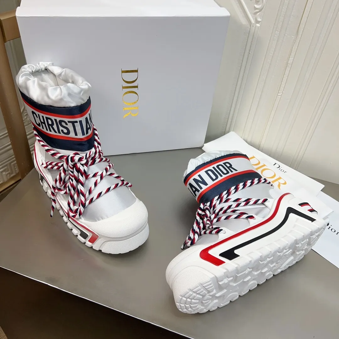 Men's shoes p600! The highest version on the market, Dior Dior's king style snow boots, ski boots, fat and cute, so cute →_→ from the DiorAlps limited series, unique. Shiny nylon Oblique print upper with criss-cross straps for an ideal fit. The technical fabric of the boot shaft, short-cut version, can be worn in the city or in the mountains. It makes the calf slimmer and taller, warm and concave. The boot shaft and sole are made of original waterproof padded lining. The embroidered fabric is original star ⭐ rubber non-slip thick sole and multi-module combination outsole. The size is 35-40. 41Customized